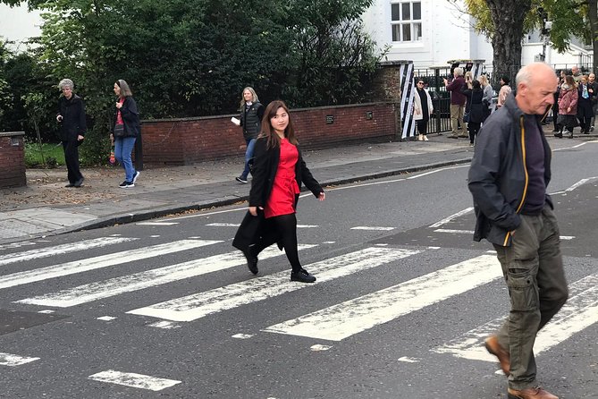 A Beatles London taxi tour and sightseeing experience - The White Cube, Mason’s Yard: John and Yoko’s First Meeting Site