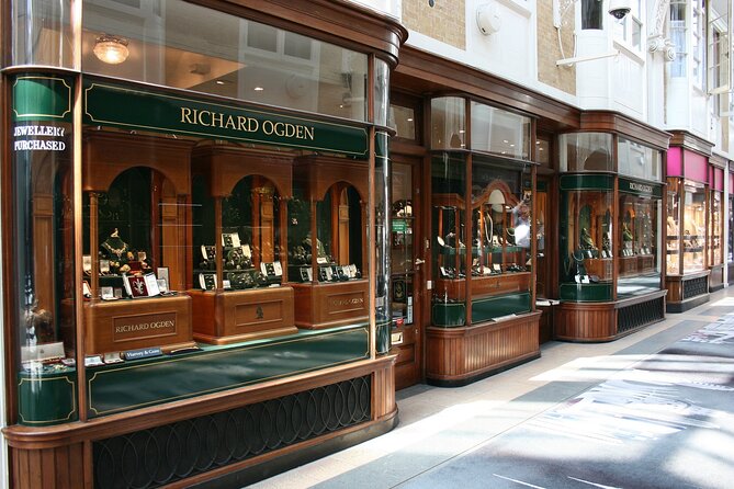 Bridgerton Tour in London - Languages and your best option if you want English explanations