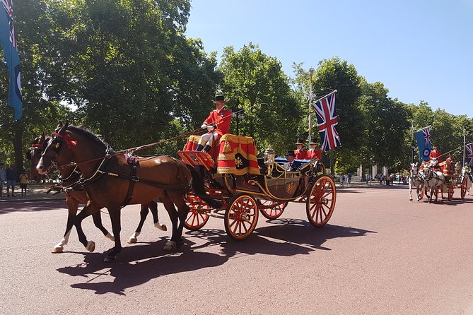 British Royalty walking tour including The Changing Of The Guard! - Royal Park Stops: Getting the Sights in Context
