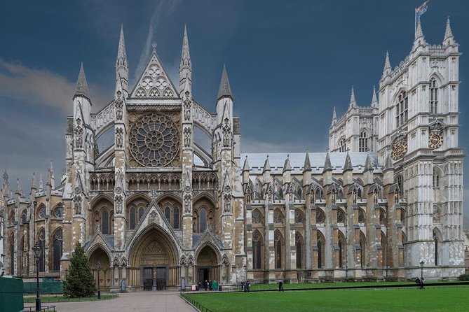 British Royalty & Westminster Abbey Tour - Trafalgar Square’s Mix of Monuments and Big-City Energy