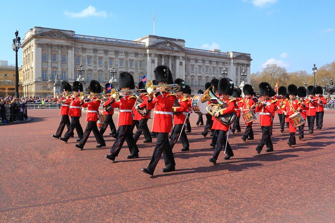 Buckingham Palace and Windsor Castle Self-Guided Tour with Coach - Windsor Castle on your terms: audio guides and big views