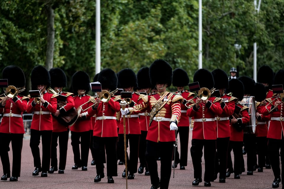 Buckingham Palace Visit and Changing of the Guard Tour - Finding Your Spots: Crowd Skills and Timing in Westminster