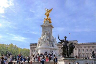 Buckingham Palace: Walking Tour with Entry & Audio Guide - Walking The Mall: your red-carpet approach to Buckingham Palace