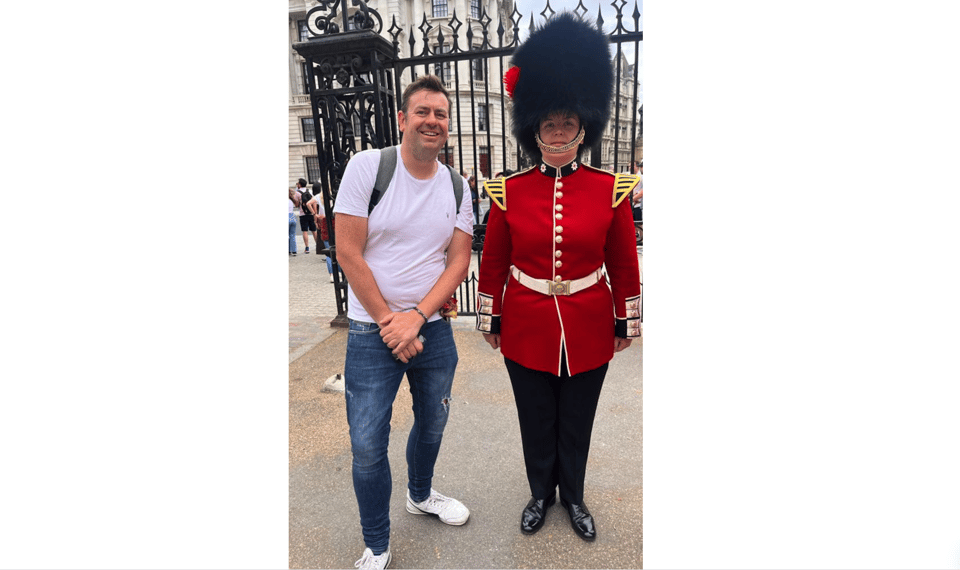 Changing of the Guard at Buckingham Palace - Buckingham Palace stop: the “close-up” photo moment