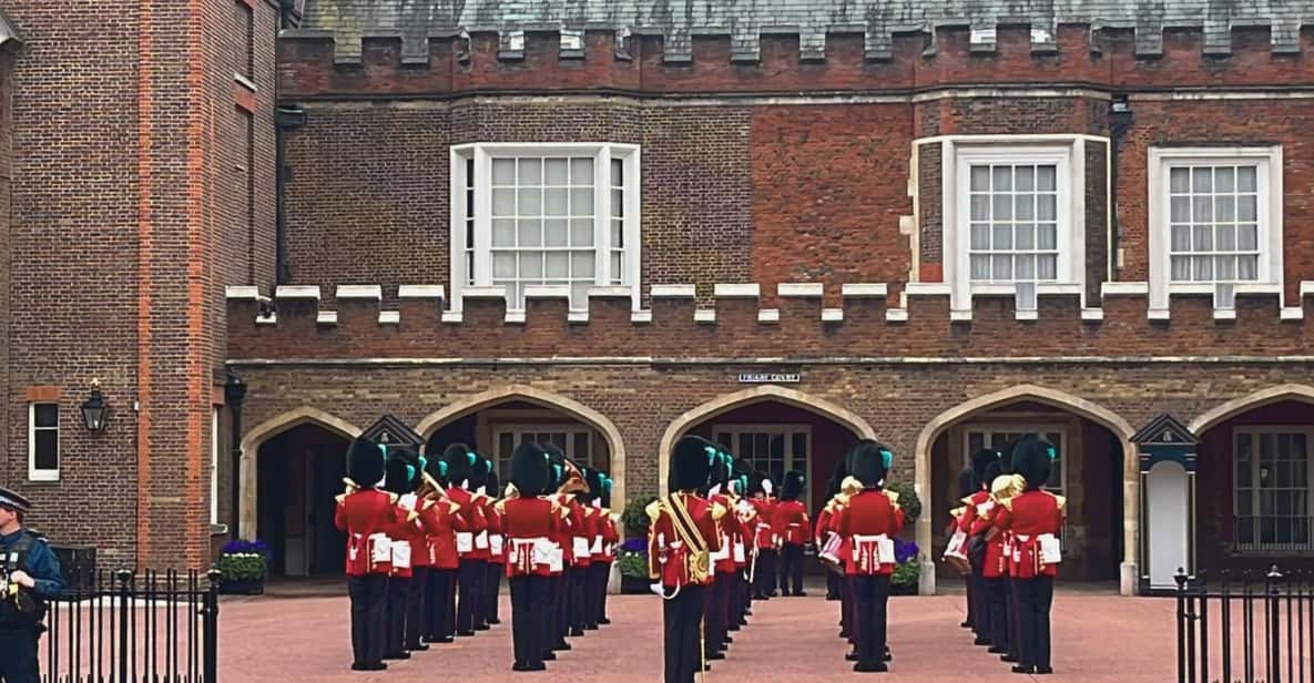Changing of the Guard at Buckingham Palace - Photo and viewing strategy: getting the shot without blocking anyone