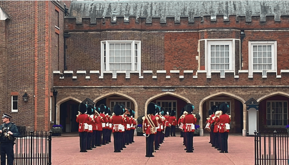 Changing of the Guard at Buckingham Palace - Meeting at the Duchy of Cornwall: where the tour starts cleanly
