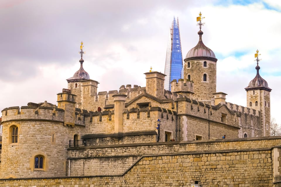 Exclusive Beefeater Meet & Greet at the Tower of London - The first walk: getting oriented before the stories begin