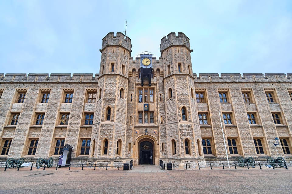 Exclusive Beefeater Meet & Greet at the Tower of London - Optional extras: Buckingham Palace changing of the guard and Thames boat ride