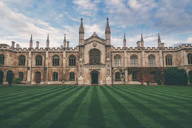 From London: Cambridge Day Trip Including Tour Guide - London Bridge to Cambridge: the coach start that sets the tone