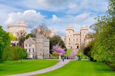 From London: Stonehenge, Windsor and Salisbury Guided Tour - Getting there on a bus: how the long day starts