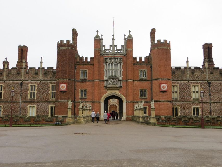 Hampton Court Palace Private tour With Fast Track Entry - Tudor must-sees: Henry VIII’s world in the Great Hall and kitchens