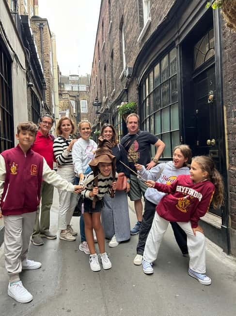 Harry Potter in full in Spanish all over London! - King’s Cross Area: Where the Tour Sets Up Your Wizard Role