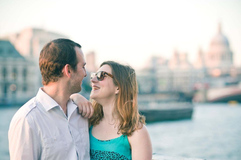 London 1- or 2-Hour Professional Photo Shoot - Choosing your London backdrops: Ripper streets, Royal landmarks, or Beatles corners