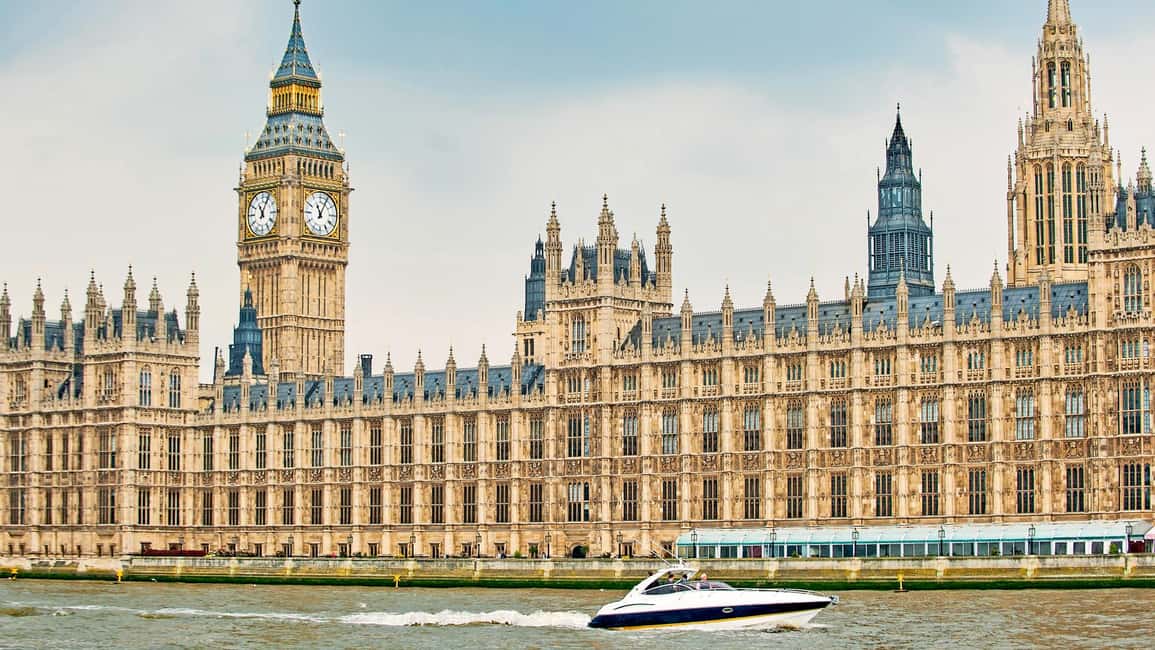 London: 2 hour private luxury yacht hire on the River Thames - Imperial Wharf Marina: Your Chelsea Launch Pad