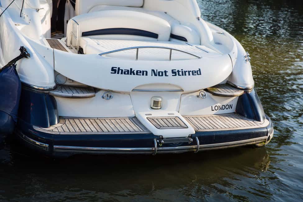London: 2 hour private luxury yacht hire on the River Thames - Tower of London and Tower Bridge: The Classic Thames Finale