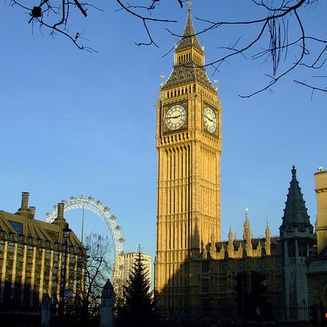 London: 30 Top City Sights Guided Group Walking Tour - Borough Market and London Bridge: food vibes, Shakespeare nearby, and a city you can feel