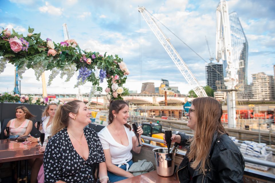 London: Bar Bus Tour by Tootbus - Music, Charlie’s movie trivia, and the group vibe