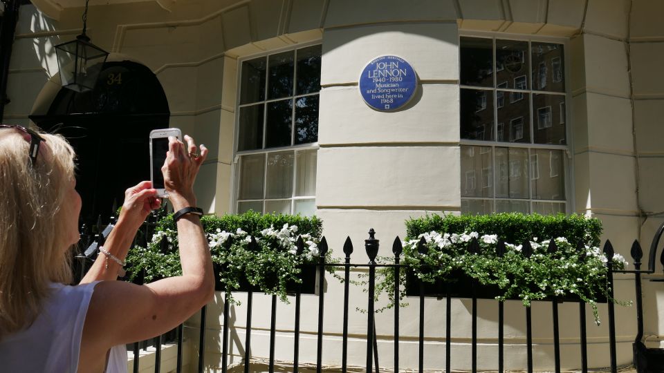 London: Beatles Tour by Black Taxi - Taxi soundtrack and sing-along: great when it works