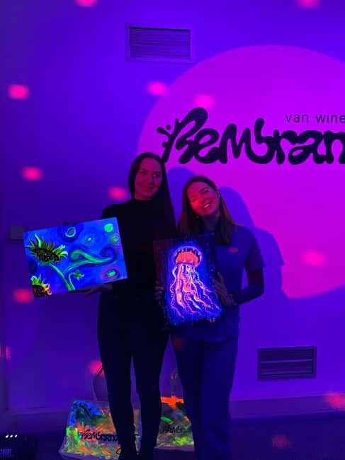 London: Bottomless Sip & Paint in the Dark - Painting in the dark: how the neon part actually changes the experience