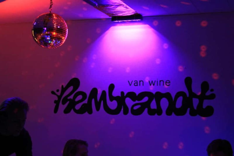 London: Bottomless Sip & Paint in the Dark - Drinks on the house: why bottomless changes the group vibe