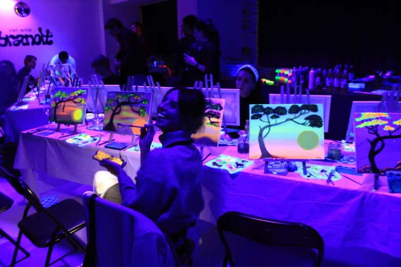 London: Bottomless Sip & Paint in the Dark - Who this suits best in Greater London