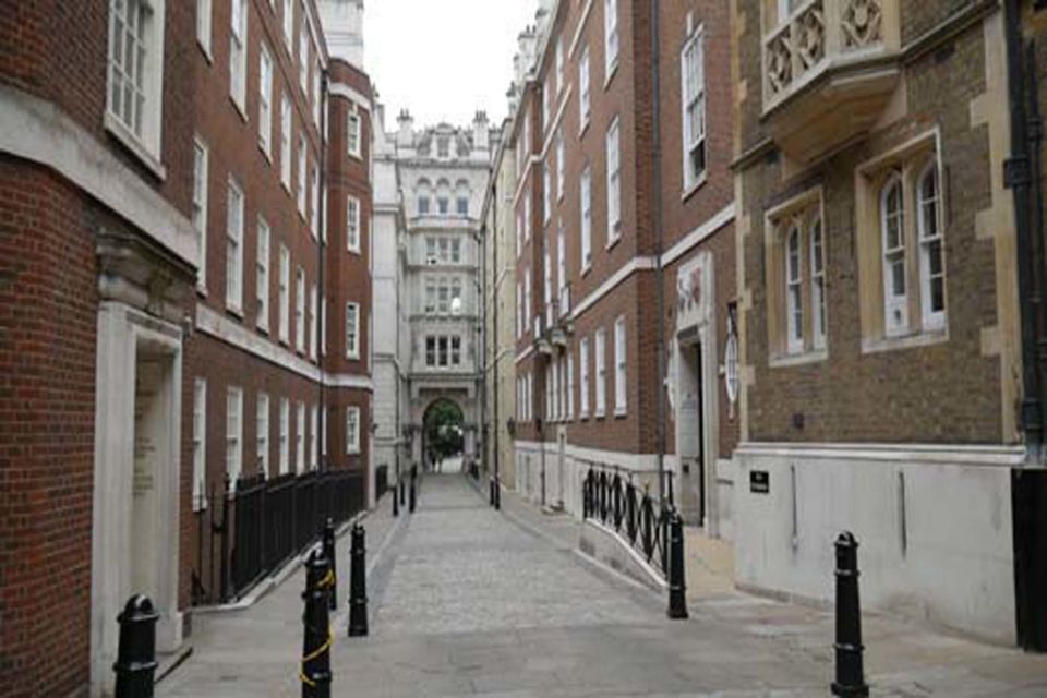 London: Bridget Jones 2–Hour Walking Tour - Visiting the church used for Daniel Cleaver’s memorial