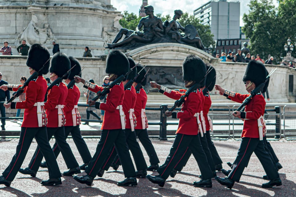 London: Buckingham Palace and Changing of the Guards Tour - Where you meet by the Statue of Diana outside Green Park