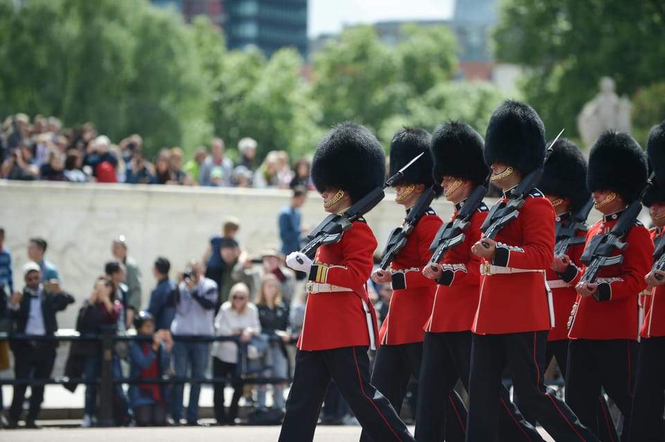 London: Buckingham Palace and Changing of the Guards Tour - The Changing of the Guards: what Guard Mounting looks like up close
