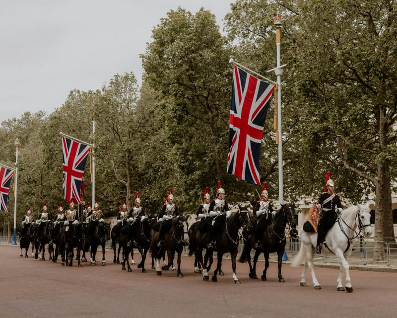 London: Buckingham Palace and Changing of the Guards Tour - Music, uniforms, and the little details that make it click