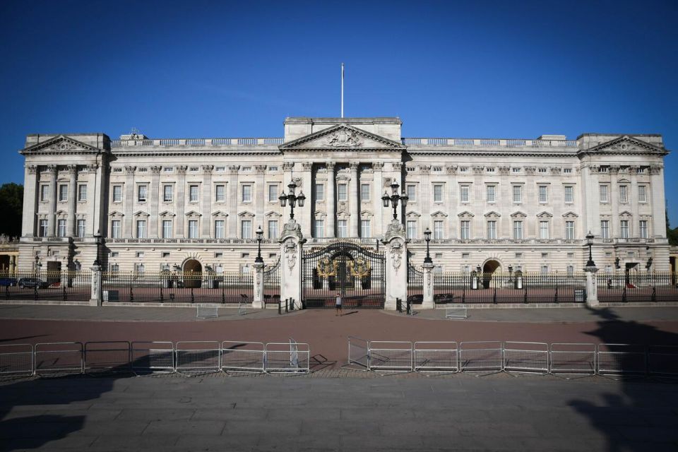 London: Buckingham Palace & Big Ben & Abbey Private Tour - Downing Street photo stop: quick, but worth it