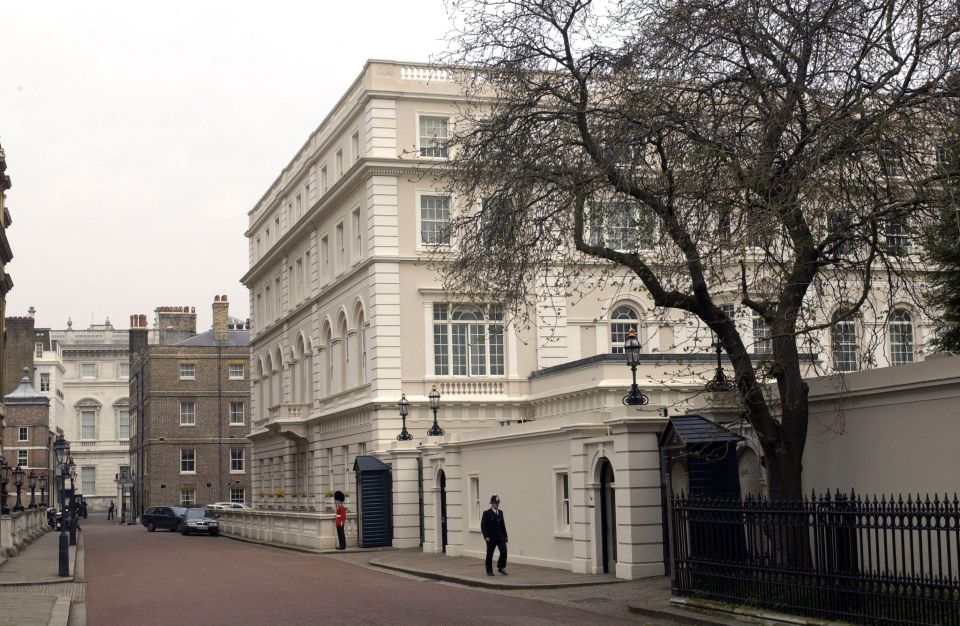 London: Buckingham Palace & Changing of the Guard Experience - Key highlights worth showing up for
