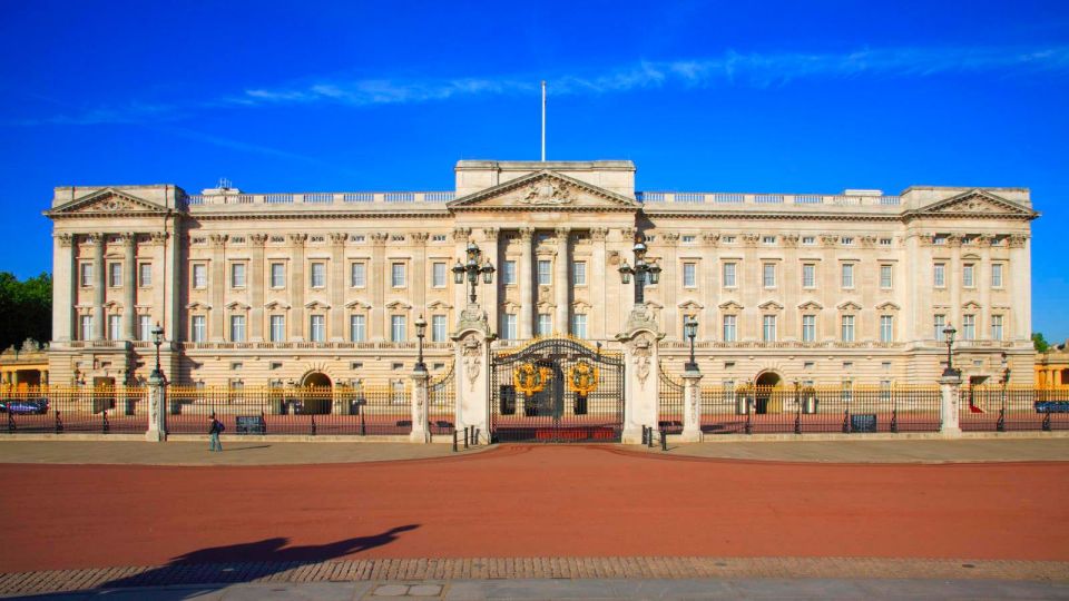 London: Buckingham Palace & Changing of the Guard Experience - Green Park and the palace backdrop you actually need