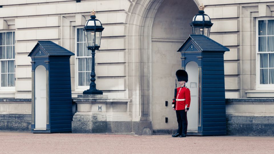 London: Buckingham Palace Walk & Tea at Kensington Palace - Kensington Palace approach: Golden Gates and the Diana memorial focus