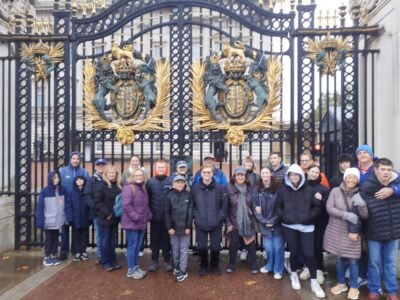 London: Central London Outdoor Tour - Buckingham Palace and St James’s Palace: guards, royals, and close-up drama