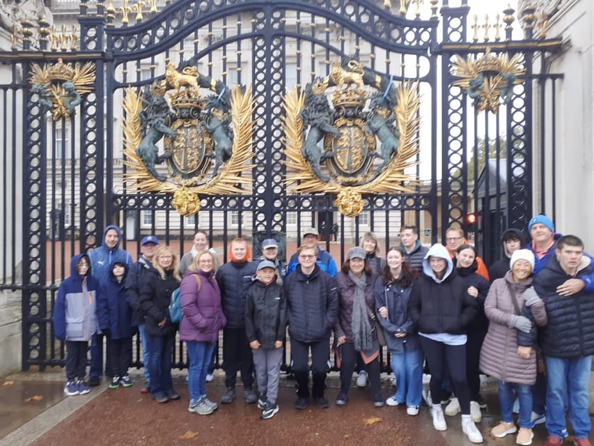 London: Central London Outdoor Tour - Buckingham Palace and St James’s Palace: guards, royals, and close-up drama
