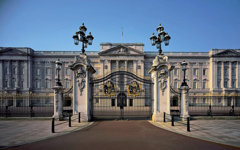 London: Changing of the Guard and Royal Palaces Walking Tour - Changing of the Guard Viewing: What You’re Watching in Real Time