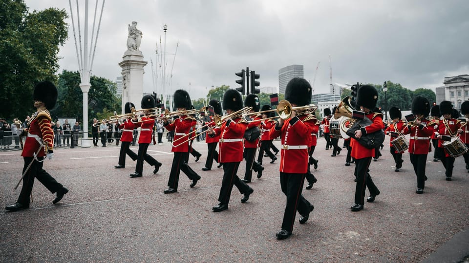 London: Changing of the Guard Experience and Landmarks Tour - St James’s Palace Photo Stop: Details You Can Spot Later