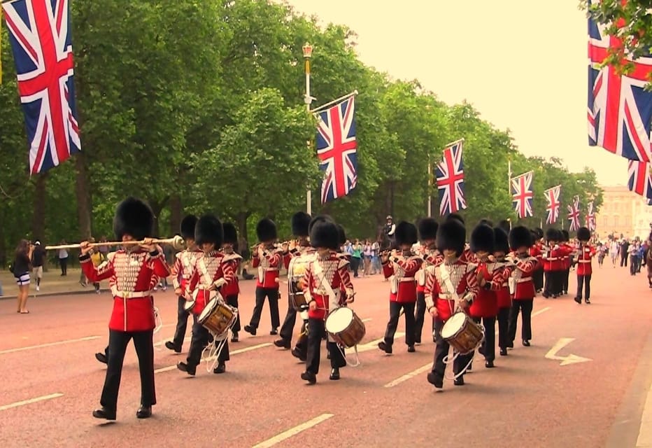 London: Changing of the Guard Guided Tour Experience - St James’s Palace Stop: History Stories That Make the Uniforms Make Sense