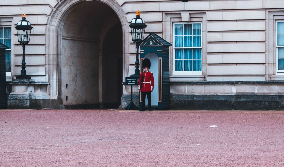 London: Changing of the Guard Private Group or Family Tour - The 2-hour flow: what you’ll see, step by step