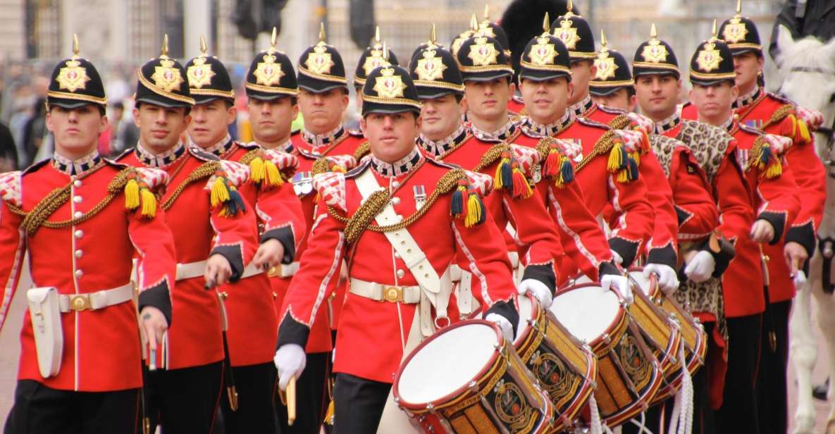 London: Changing of the Guard Private Group or Family Tour - Getting a good view without pushing your luck