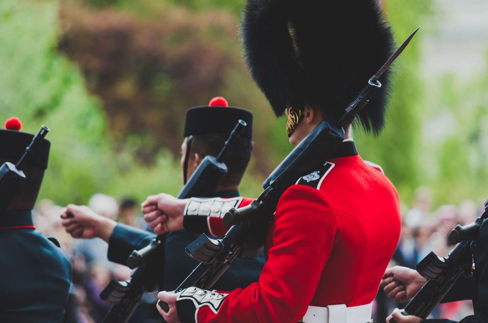 London: Changing of the Guard Private Group or Family Tour - History that actually helps you watch: Henry VII to today