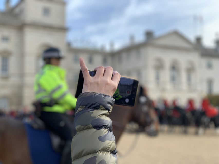 London: Changing of the Guard Private Group or Family Tour - What to expect from the guide (and how accents can affect you)