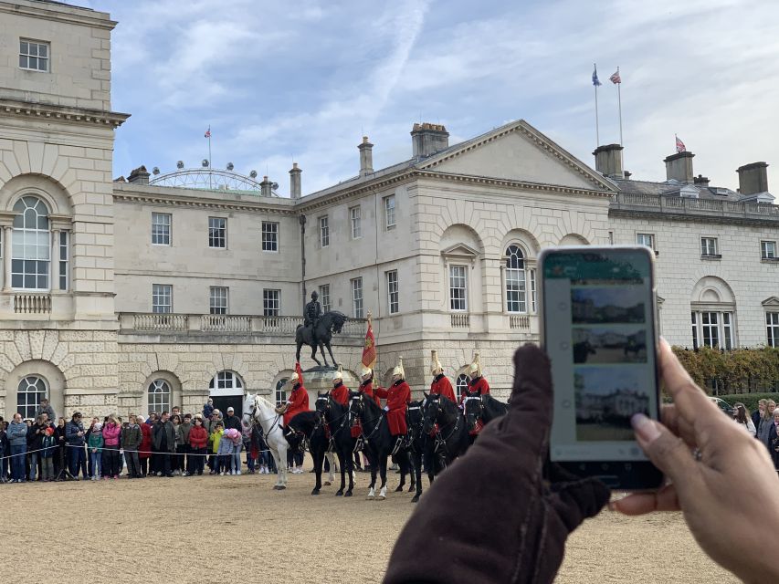 London: Changing of the Guard Private Group or Family Tour - Where you meet matters: starting by Green Park