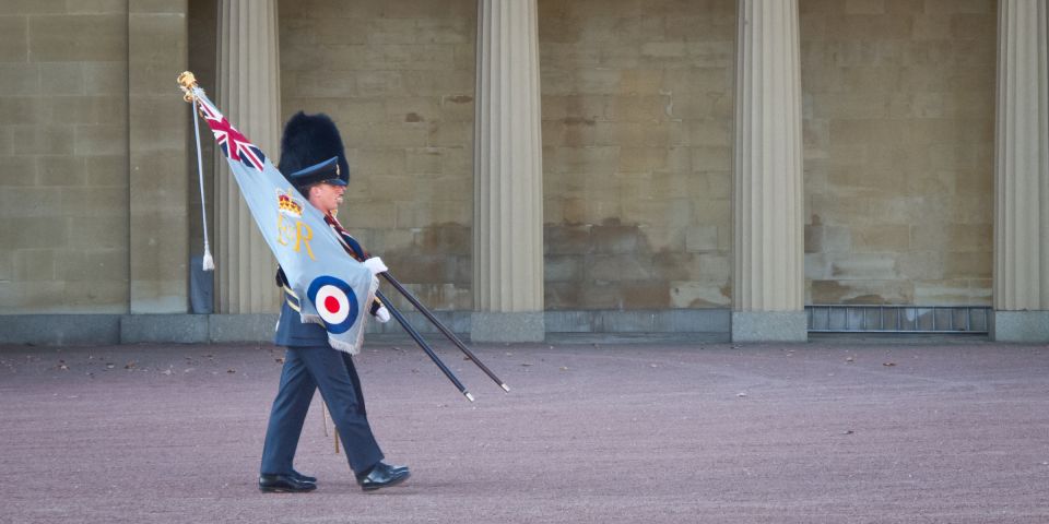 London Changing of the Guard Tour - Front Row 12 guests 2,5h - Horse Guards Parade at Whitehall: the hour that sets the rhythm