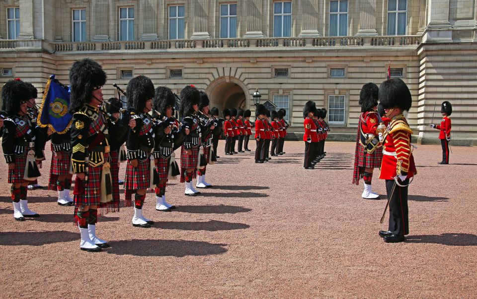 London Changing of the Guard Tour - Front Row 12 guests 2,5h - Price and value versus doing it on your own