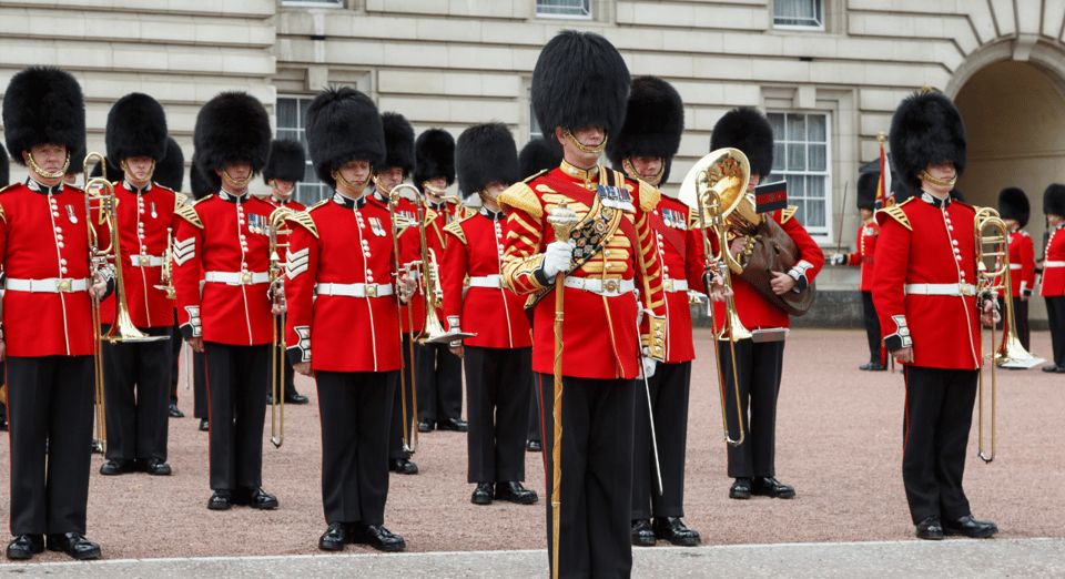 London: Changing of the Guard Walking Tour with Small Group - Where The Tour Starts: The Old Star and a Yellow Umbrella