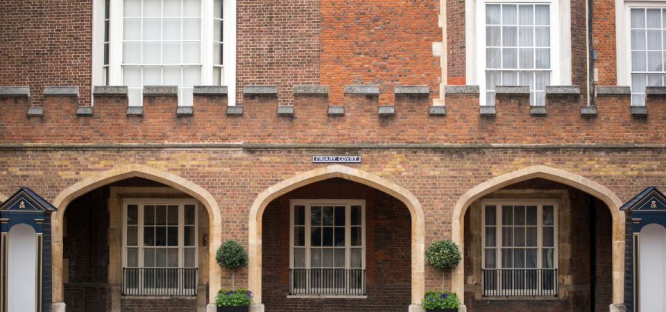 London: Changing of the Guard with a an APP - Wellington Barracks: seeing where the soldiers live