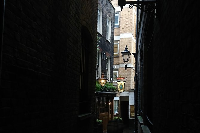 London Christmas Carol & Charles Dickens Small Group Walking Tour - Stop 2: Ye Olde Cheshire Cheese for a warm, very Dickens-sounding pause