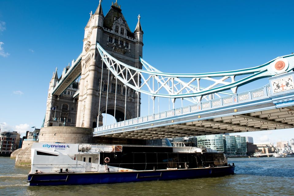 London: Christmas Day Sightseeing Cruise - Heated Boat Comfort Meets Outdoor Photo Time
