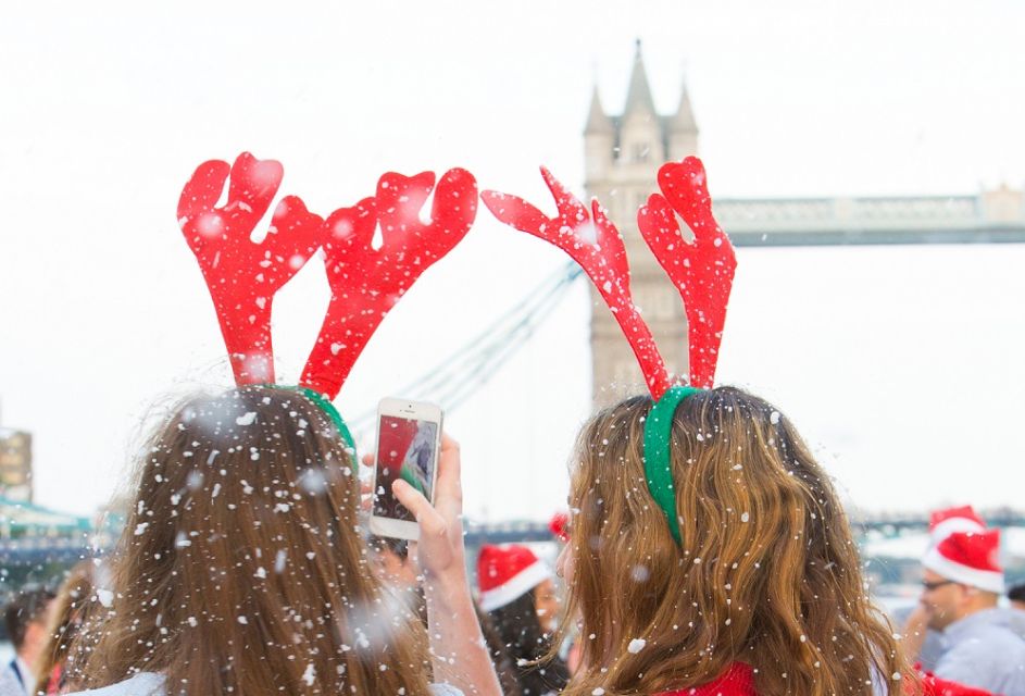 London: Christmas Day Sightseeing Cruise - Westminster Finale: Parliament and Big Ben Lit Up